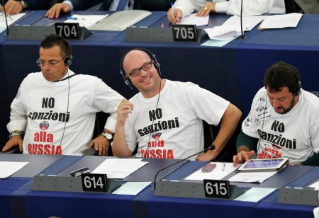 Итальянские евродепутаты пришли на заседание в футболках с пророссийскими н ...