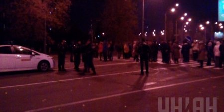 Жест отчаяния: киевляне перекрыли дорогу с требованием включить отопление