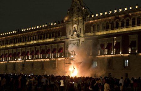 ​В ходе студенческих волнений в Мехико пострадало здание резиденции президе ...