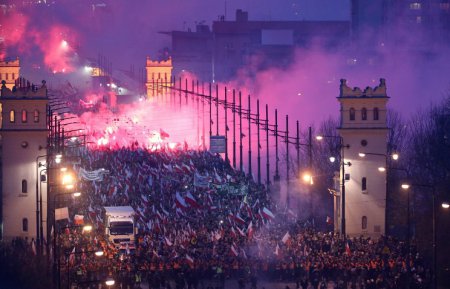 В центре Варшавы идут настоящие уличные бои