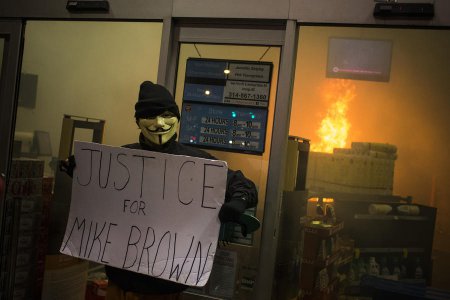 Новые фото беспорядков в Фергюсоне США после оправдания полицейского в суде