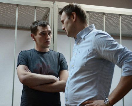 Суд приговорил Алексея Навального к 3,5 годам условного заключения