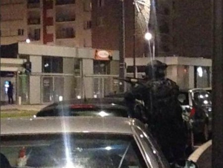 В Реймсе штурмуют здание, где скрываются террористы, причастные к убийству 12 человек