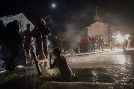 В России проходят Крещенские купания