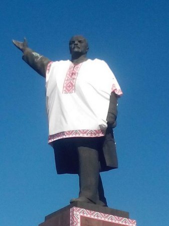 В Запорожье пытаются снести памятник Ленину