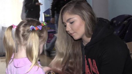 Сильнейшая девочка мира привезла в Донецк помощь для детей