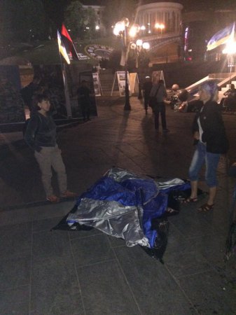 Неизвестные в балаклавах снесли палатки митингующих на Майдане – соцсети