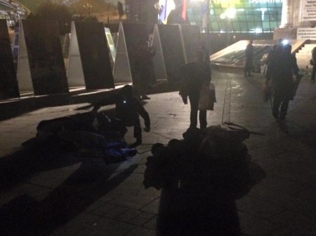 Неизвестные в балаклавах снесли палатки митингующих на Майдане – соцсети