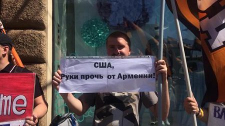 В Москве у посольства США проходит акция протеста