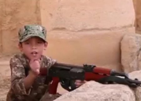 ИГ сняло видео, на котором ребенок-террорист стреляет из автомата
