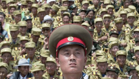 Северокорейские солдаты расстреляли портрет президента Южной Кореи
