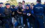 Большая толпа беженцев вновь прорвала цепь полиции на границе Венгрии