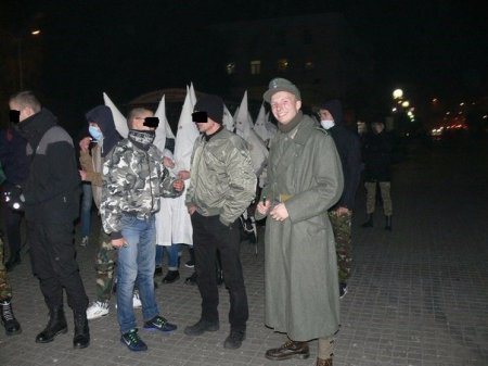 В Сумах неонацисты прошли по городу в масках Ку-клукс-клана