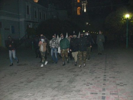 В Сумах неонацисты прошли по городу в масках Ку-клукс-клана