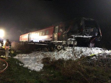Несколько человек погибли в результате столкновения пассажирского поезда с  ...
