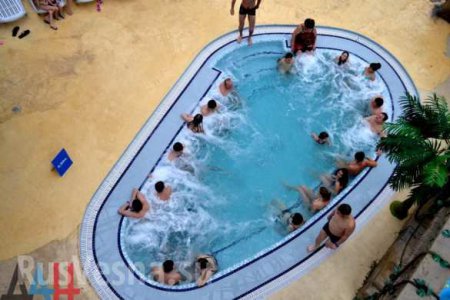 Дети из зоны боев посетили донецкий аквапарк (ФОТО, ВИДЕО)