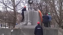 В Запорожье демонтировали памятник Кирову (видео)