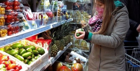 Более трети заработка украинцы тратят на еду, – Госстат