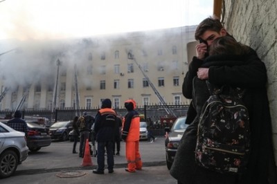 Оригинальные селфи: Москвичи фотографировались на фоне горящего здания Мино ...