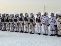 Российские и белорусские военные десантировались на дрейфующую льдину у Сев ...
