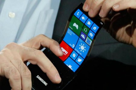 Компания Samsung готовит к выпуску раскладывающийся телефон