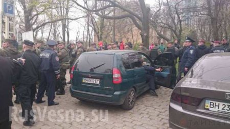Неофашисты напали на пенсионеров, возлагающих цветы на могилу Неизвестного матроса в Одессе (ФОТО, ВИДЕО)