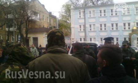 Неофашисты напали на пенсионеров, возлагающих цветы на могилу Неизвестного матроса в Одессе (ФОТО, ВИДЕО)