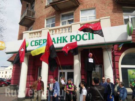 В Полтаве повесили «идола украинцев» перед входом в Сбербанк (ФОТО)