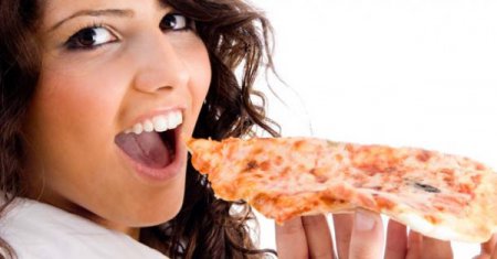 Соцсети посмеялись над жадно поглощающей пиццу девушкой