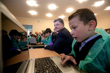 Фото Порошенко с детьми в полиэтилене смешит пользователей соцсетей