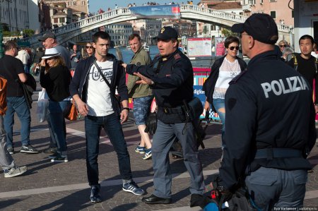 Украинцы напали на акцию "Бессмертный полк" в Венеции