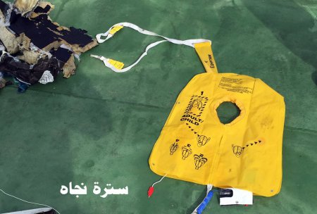 Появились первые фото обломков самолета EgyptAir (ФОТО)