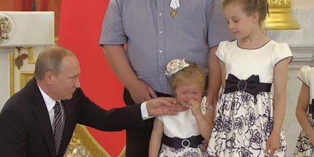Родители объяснили причину слез 4-летней девочки на приеме у Путина