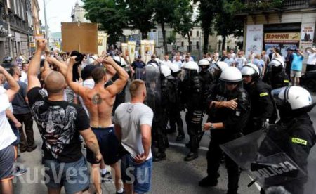 «Бандеровцы и их сторонники — вон из Польши», — в Перемышле разгоняли украинскую демонстрацию (+ВИДЕО, ФОТО)