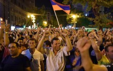Полицейские разогнали акцию протеста в Ереване (видео)