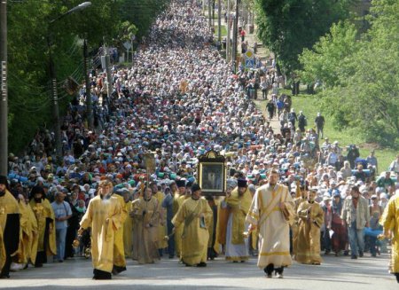 Участники Всеукраинского Крестного хода по объездной дороге направились к К ...