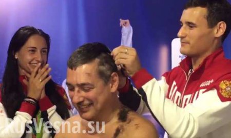 Российские фехтовальщики обрили наголо главного тренера сборной России, проигравшего спор (ВИДЕО)