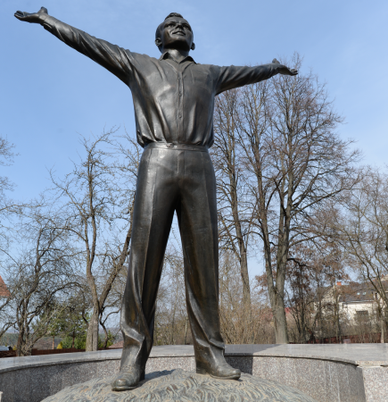 Гагарин в камне: как памятники космонавту украсили города мира
