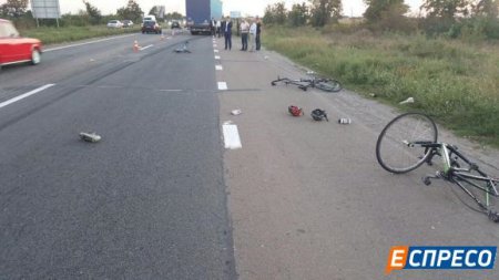 Под Киевом грузовик сбил девять велосипедистов: есть погибшие (ФОТО, ВИДЕО)