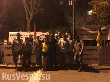 «Активисты», которых выгнали из Одессы, переместились майданить под стены администрации Порошенко (ФОТО)