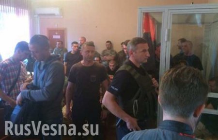 В Мукачево «побратимы» бандитов-«правосеков» устроили драку в суде (ФОТО, ВИДЕО)