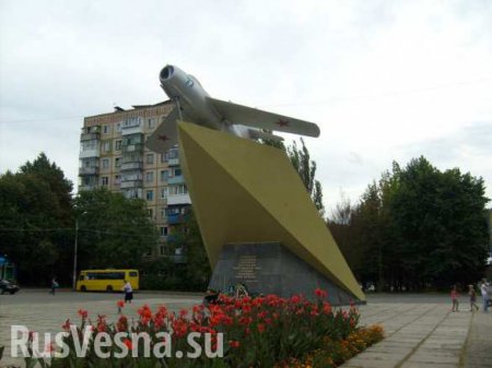 Памятник павшим советским летчикам декоммунизировали в Полтаве (ФОТО, ВИДЕО)