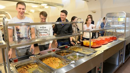 Обед по расписанию: как студенческий омбудсмен предлагает кормить учащихся вузов