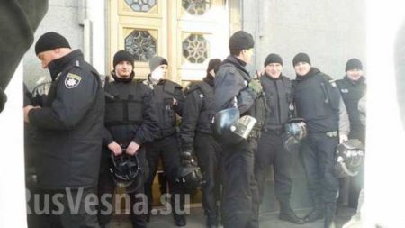 Протестующие чернобыльцы прорвали оцепление у Верховной рады (ФОТО, ВИДЕО)