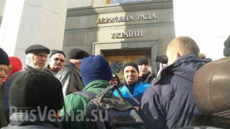 Протестующие чернобыльцы прорвали оцепление у Верховной рады (ФОТО, ВИДЕО)
