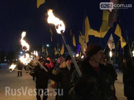Факельное шествие в Славянске: кучка коллаборационистов и заезжие русофобы (ФОТО, ВИДЕО)