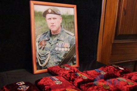 Луганск прощается с главным военным ЛНР полковником Олегом Анащенко, убитом в результате теракта
