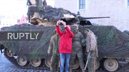 В День независимости Эстонии по центру Таллина прошли танки НАТО