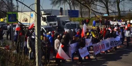 «Это наша земля»: поляки на Украине перекрыли трассу Львов - Варшава