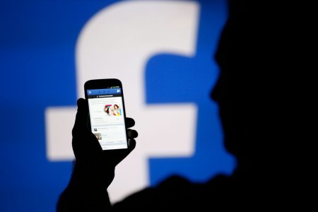 Facebook помогает рекламодателям ориентироваться на "бесполезных" подростков